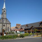 centro-da-cidade-de-gramado-com-igreja